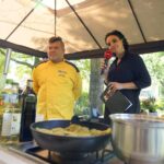 28.06.2021. Letnia kuchnia Radia Kielce. Wegański poniedziałek. Na zdjęciu (od lewej): Michał Musiał - szef kuchni w restauracji Blue Line i Magdalena Sitek - Radio Kielce / Piotr Kwaśniewski / Radio Kielce