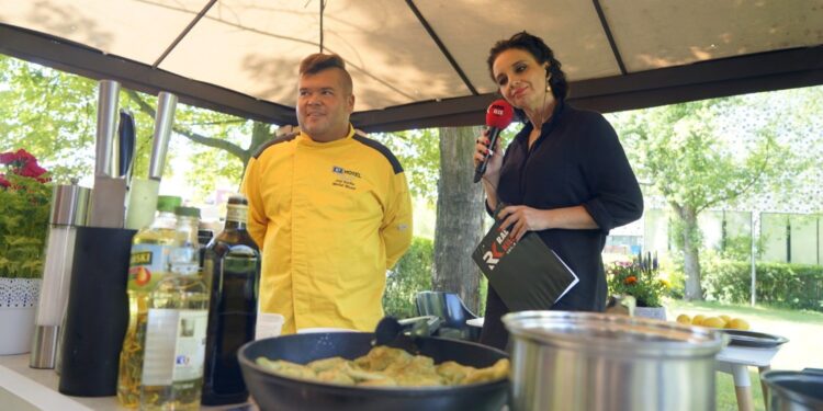 28.06.2021. Letnia kuchnia Radia Kielce. Wegański poniedziałek. Na zdjęciu (od lewej): Michał Musiał - szef kuchni w restauracji Blue Line i Magdalena Sitek - Radio Kielce / Piotr Kwaśniewski / Radio Kielce