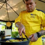 28.06.2021. Letnia kuchnia Radia Kielce. Wegański poniedziałek. Na zdjęciu: Michał Musiał - szef kuchni w restauracji Blue Line / Piotr Kwaśniewski / Radio Kielce