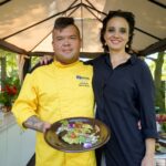 28.06.2021. Letnia kuchnia Radia Kielce. Wegański poniedziałek. Na zdjęciu (od lewej): Michał Musiał - szef kuchni w restauracji Blue Line i Magdalena Sitek - Radio Kielce / Piotr Kwaśniewski / Radio Kielce