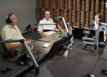 29.06.2021. Radio Kielce. Punkty widzenia. Na zdjęciu (od lewej): dr Jerzy Staszczyk - wojewódzki konsultant w dziedzinie epidemiologii,  dr Dariusz Saletra - dyr. Centrum Medycznego PZU Zdrowie Artimed, Iwona Murawska - Radio Kielce / Dionizy Krawczyński / Radio Kielce