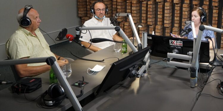 29.06.2021. Radio Kielce. Punkty widzenia. Na zdjęciu (od lewej): dr Jerzy Staszczyk - wojewódzki konsultant w dziedzinie epidemiologii,  dr Dariusz Saletra - dyr. Centrum Medycznego PZU Zdrowie Artimed, Iwona Murawska - Radio Kielce / Dionizy Krawczyński / Radio Kielce