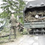 26.06.2021. Ciuślice, w gminie Czarnocin. Terytorialsi pomagają w usuwaniu skutków nawałnicy / ppor. Daniel Woś / ŚBOT