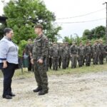 26.06.2021. Ciuślice, w gminie Czarnocin. Terytorialsi pomagają w usuwaniu skutków nawałnicy. Na zdjęciu (od lewej): Maria Kasperek - wójt gminy Czarnocin, płk. Piotr Hałys - dowódca ŚBOT / ppor. Daniel Woś / ŚBOT