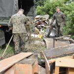 26.06.2021. Ciuślice, w gminie Czarnocin. Terytorialsi pomagają w usuwaniu skutków nawałnicy / ppor. Daniel Woś / ŚBOT