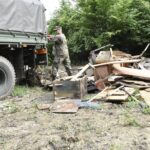 26.06.2021. Ciuślice, w gminie Czarnocin. Terytorialsi pomagają w usuwaniu skutków nawałnicy / ppor. Daniel Woś / ŚBOT