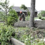 26.06.2021. Ciuślice, w gminie Czarnocin. Terytorialsi pomagają w usuwaniu skutków nawałnicy / ppor. Daniel Woś / ŚBOT