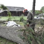 26.06.2021. Ciuślice, w gminie Czarnocin. Terytorialsi pomagają w usuwaniu skutków nawałnicy / ppor. Daniel Woś / ŚBOT