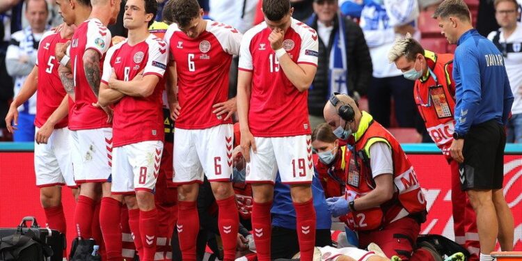 12.06.2021. Kopenhaga. Christian Eriksen z Danii otrzymuje pomoc medyczną podczas wstępnego meczu piłki nożnej grupy B UEFA EURO 2020 między Danią a Finlandią / PAP/EPA/Friedemann Vogel / POOL