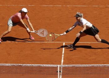 Iga Świątek (z lewej) i Bethanie Mattek-Sands (USA) w finale gry deblowej podczas turnieju tenisowego French Open na kortach Rolanda Garrosa w Paryżu przeciw Barborze Krejcikovej i Katerinie Siniakovej z Czech / PAP/EPA/IAN LANGSDON