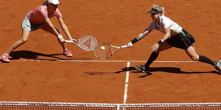 Iga Świątek (z lewej) i Bethanie Mattek-Sands (USA) w finale gry deblowej podczas turnieju tenisowego French Open na kortach Rolanda Garrosa w Paryżu przeciw Barborze Krejcikovej i Katerinie Siniakovej z Czech / PAP/EPA/IAN LANGSDON