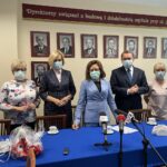 01.06.2021. Sandomierz. Otwarcie nowoczesnej sali porodowej. Na zdjęciu: Maria Madoń - kierownik  oddziału ginekologiczno-położniczego w Sandomierzu. Na zdjęciu (od lewej): Marcin Piwnik - starosta sandomierski,  Grażyna Szklarska - członek zarządu powiatu sandomierskiego, Renata Janik - wicemarszałek województwa świętokrzyskiego,  poseł Agata Wojtyszek, Marek Kos - dyrektor Szpitala Specjalistycznego im. Ducha Świętego w Sandomierzu, Maria Madoń - kierownik oddziału ginekologiczno-położniczego w sandomierskim szpitalu, Renata Trybuła - manager oddziału ginekologiczno-położniczego. / Grażyna Szlęzak-Wójcik / Radio Kielce