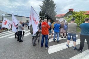 11.06.2021. Starachowice. Pikieta przed MAN-em / Anna Głąb / Radio Kielce