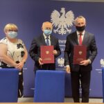 21.06.2021. Kielce. Podpisanie umowy na realizację Centrum Opiekuńczo-Mieszkalnego w Morawicy. Na zdjęciu (od lewej): Małgorzata Lisicka - skarbnik gminy Morawica, Marian Buras - burmistrz Morawicy i Zbigniew Koniusz - wojewoda świętokrzyski / Iwona Murawska / Radio Kielce