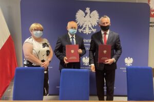 21.06.2021. Kielce. Podpisanie umowy na realizację Centrum Opiekuńczo-Mieszkalnego w Morawicy. Na zdjęciu (od lewej): Małgorzata Lisicka - skarbnik gminy Morawica, Marian Buras - burmistrz Morawicy i Zbigniew Koniusz - wojewoda świętokrzyski / Iwona Murawska / Radio Kielce