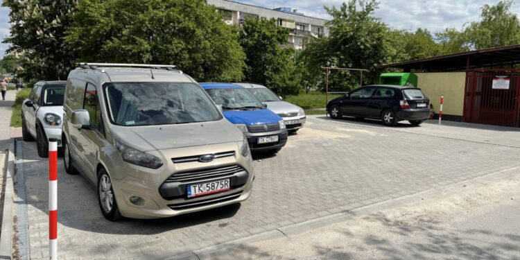 02.06.2021 Kielce. Parking na osiedlu Barwinek / Piotr Kwaśniewski / Radio Kielce