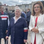 13.06.2021. Wąchock. Zakończenie uroczystości wykusowych. Na zdjęciu (od lewej): Janusz Skibiński - Środowisko Świętokrzyskich Zgrupowań Partyzanckich AK, Marianna Fudala pa. „Zuzia”, poseł Agata Wojtyszek / Anna Głąb / Radio Kielce