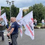 11.06.2021. Starachowice. Pikieta przed MAN-em / Anna Głąb / Radio Kielce