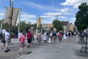 03.06.2021. Starachowice. Uroczystość Bożego Ciała. Procesja w parafii Świętej Trójcy / Anna Głąb / Radio Kielce