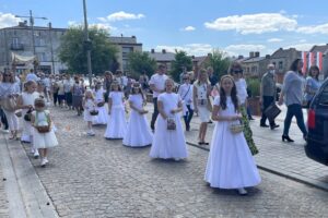 03.06.2021. Starachowice. Uroczystość Bożego Ciała. Procesja w parafii Świętej Trójcy / Anna Głąb / Radio Kielce