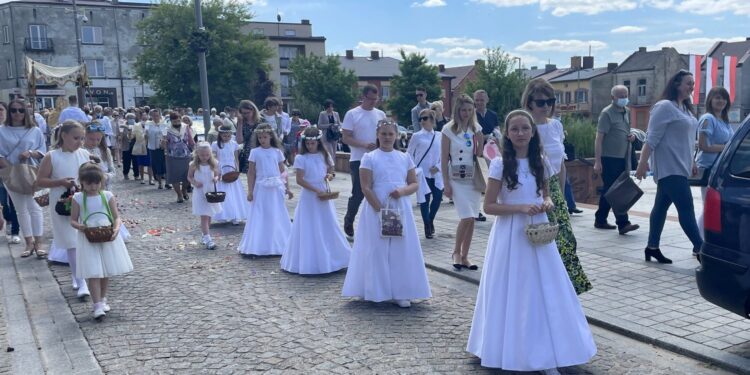 03.06.2021. Starachowice. Uroczystość Bożego Ciała. Procesja w parafii Świętej Trójcy / Anna Głąb / Radio Kielce