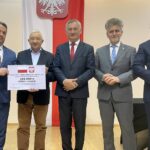 22.06.2021. Kielce. Wręczenie promes z Funduszu Inicjatyw Lokalnych.  Na zdjęciu (od lewej): Leszek Kopeć - burmistrz Staszowa, Krzysztof Lipiec - prezes świętokrzyskich struktur Prawa i Sprawiedliwości, Zbigniew Koniusz - wojewoda świętokrzyski, Krzysztof Słoń - senator PiS, Rafał Nowak - wicewojewoda świętokrzyski / Iwona Murawska / Radio Kielce