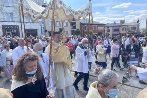 03.06.2021. Starachowice. Uroczystość Bożego Ciała. Procesja w parafii Świętej Trójcy. Na zdjęciu: ks. Maciej Szymański / Anna Głąb / Radio Kielce