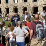 06.06.2021. Ujazd. Dzień Dziecka na Zamku Krzyżtopór. Na zdjęciu (w środku): Krzysztof Lipiec - lider świętokrzyskich struktur PiS i Marek Staniek - wójt gminy Iwaniska / Anna Głąb / Radio Kielce