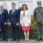 13.06.2021. Wąchock. Zakończenie uroczystości wykusowych. Na zdjęciu (od lewej): wicewojewoda Rafał Nowak, senator Krzysztof Słoń, poseł Agata Wojtyszek, rzecznik 10 ŚBOT kapitan Marcin Kowal / Anna Głąb / Radio Kielce