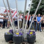 11.06.2021. Starachowice. Pikieta przed MAN-em / Anna Głąb / Radio Kielce