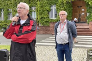 11.06.2021. Starachowice. Pikieta przed MAN-em. Na zdjęciu: Waldemar Bartosz - przewodniczący świętokrzyskiej Solidarności i Jan Seweryn - przewodniczący NSZZ Solidarność / Anna Głąb / Radio Kielce