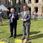 06.06.2021. Ujazd. Dzień Dziecka na Zamku Krzyżtopór. Na zdjęciu (od lewej): Krzysztof Lipiec - lider świętokrzyskich struktur PiS i Marek Staniek - wójt gminy Iwaniska / Anna Głąb / Radio Kielce