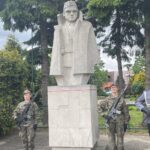 13.06.2021. Wąchock. Zakończenie uroczystości wykusowych. Warta przy pomniku Jana Piwnika / Anna Głąb / Radio Kielce