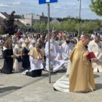 03.06.2021. Starachowice. Uroczystość Bożego Ciała. Procesja w parafii Świętej Trójcy. Na zdjęciu: ks. Maciej Szymański / Anna Głąb / Radio Kielce