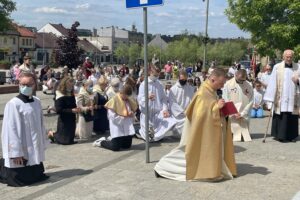 03.06.2021. Starachowice. Uroczystość Bożego Ciała. Procesja w parafii Świętej Trójcy. Na zdjęciu: ks. Maciej Szymański / Anna Głąb / Radio Kielce