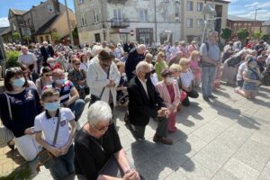 03.06.2021. Starachowice. Uroczystość Bożego Ciała. Procesja w parafii Świętej Trójcy / Anna Głąb / Radio Kielce