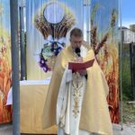 03.06.2021. Starachowice. Uroczystość Bożego Ciała. Procesja w parafii Świętej Trójcy. Na zdjęciu: ks. Maciej Szymański / Anna Głąb / Radio Kielce