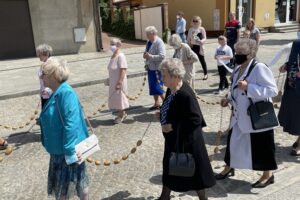 03.06.2021. Starachowice. Uroczystość Bożego Ciała. Procesja w parafii Świętej Trójcy / Anna Głąb / Radio Kielce