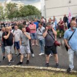 11.06.2021. Starachowice. Pikieta przed MAN-em / Anna Głąb / Radio Kielce