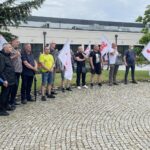 11.06.2021. Starachowice. Pikieta przed MAN-em / Anna Głąb / Radio Kielce