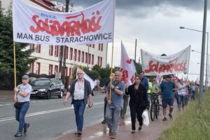 11.06.2021. Starachowice. Pikieta przed MAN-em / Anna Głąb / Radio Kielce