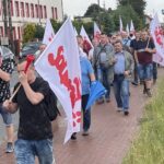 11.06.2021. Starachowice. Pikieta przed MAN-em / Anna Głąb / Radio Kielce