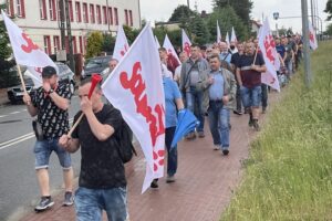 11.06.2021. Starachowice. Pikieta przed MAN-em / Anna Głąb / Radio Kielce