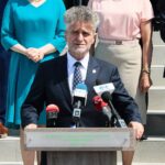 14.06.2021. Wręczenie promes na zakup nowoczesnych wozów strażackich i elektrycznych radiowozów. Na zdjęciu: Krzysztof Słoń - senator PiS / Wiktor Taszłow / Radio Kielce