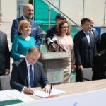 14.06.2021. Wręczenie promes na zakup nowoczesnych wozów strażackich i elektrycznych radiowozów. Na zdjęciu (od lewej): Krzysztof Słoń - senator PiS, Anna Krupka - wiceminister kultury, dziedzictwa narodowego i sportu, Grzegorz Socha - zastępca prezesa zarządu WFOŚiGW w Kielcach, Agata Wojtyszek - poseł PiS, Bartłomiej Dorywalski - poseł PiS, Rafał Nowak - wicewojewoda świętokrzyski, Andrzej Kryj - poseł PiS. Umowę podpisują (od lewej): Ryszard Gliwiński - prezes zarządu WFOŚiGW w Kielcach i Krzysztof Ciosek - Świętokrzyski Komendant Wojewódzki PSP / Wiktor Taszłow / Radio Kielce