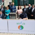 14.06.2021. Wręczenie promes na zakup nowoczesnych wozów strażackich i elektrycznych radiowozów. Na zdjęciu (od lewej): Krzysztof Słoń - senator PiS, Anna Krupka - wiceminister kultury, dziedzictwa narodowego i sportu,  Krzysztof Ciosek - Świętokrzyski Komendant Wojewódzki PSP, Grzegorz Socha - zastępca prezesa zarządu WFOŚiGW w Kielcach, Agata Wojtyszek - poseł PiS, Agata Wojtyszek - poseł PiS, Bartłomiej Dorywalski - poseł PiS, Rafał Nowak - wicewojewoda świętokrzyski, Andrzej Kryj - poseł PiS. Umowę podpisują (od lewej): Ryszard Gliwiński - prezes zarządu WFOŚiGW w Kielcach i Jarosław Tokarczyk - pierwszy zastępca komendanta Komendy Wojewódzkiej Policji w Kielcach / Wiktor Taszłow / Radio Kielce