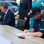 14.06.2021. Wręczenie promes na zakup nowoczesnych wozów strażackich i elektrycznych radiowozów. Umowę podpisują (od lewej): Ryszard Gliwiński - prezes zarządu WFOŚiGW w Kielcach i Jarosław Tokarczyk - pierwszy zastępca komendanta Komendy Wojewódzkiej Policji w Kielcach / Wiktor Taszłow / Radio Kielce