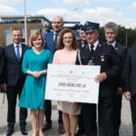 14.06.2021. Wręczenie promes na zakup nowoczesnych wozów strażackich i elektrycznych radiowozów. Na zdjęciu (od lewej): Andrzej Kryj - poseł PiS, Ryszard Gliwiński - prezes zarządu WFOŚiGW w Kielcach, Anna Krupka - wiceminister kultury, dziedzictwa narodowego i sportu, Grzegorz Socha - zastępca prezesa zarządu WFOŚiGW w Kielcach, Agata Wojtyszek - poseł PiS, Rafał Nowak - wicewojewoda świętokrzyski, Krzysztof Ciosek - Świętokrzyski Komendant Wojewódzki PSP, Krzysztof  Słoń - senator PiS i Bartłomiej Dorywalski - poseł PiS / Wiktor Taszłow / Radio Kielce