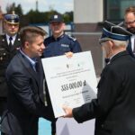 14.06.2021. Wręczenie promes na zakup nowoczesnych wozów strażackich i elektrycznych radiowozów. Na zdjęciu (z lewej): promesę wręcza Bartłomiej Dorywalski - poseł PiS / Wiktor Taszłow / Radio Kielce