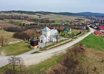 05.04.2021 Bolmin, gmina Chęciny. Kościół i jego otoczenie / Jarosław Kubalski / Radio Kielce